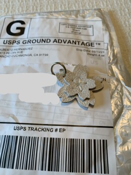 Ordered a blanket from Hobby Lobby I received a  tiny flower (vinyl). Not ordered 照片 #1