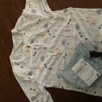 Received woman’s shirt.   Charged $27.51 to my bank.   No label.  What do I do? صورة فوتوغرافية #1