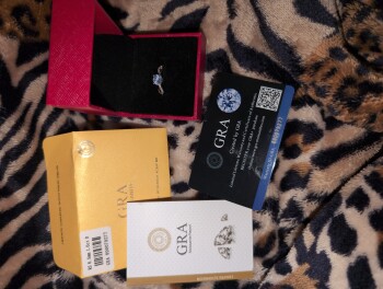 I received a ring in the mail in a red box with a card Foto #1