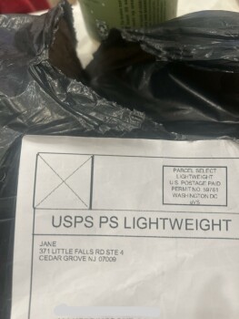 Rapport de sécurité du consommateur I received a small random package from “Jane” I also received a random small package with water resi... photo #1