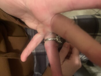 消费者安全报告 I got scammed. I purchased a “14 kt” ring that was fake Fake ring. Turned finger green. 照片 #2