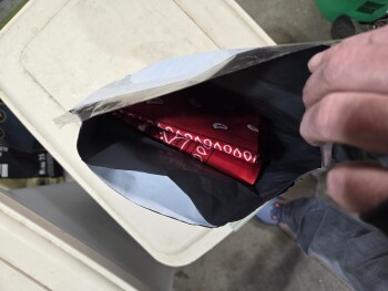 Package with a red bandana foto #1