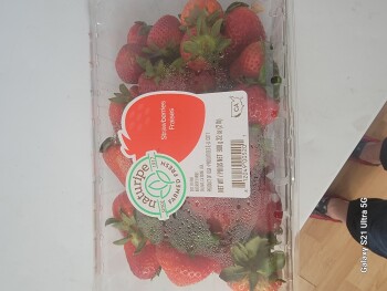 Strawberries, Walmart Supercenter, 2nd Avenue, Kearney, NE, USA photo #1