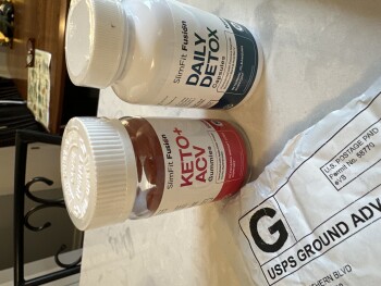 Receiving Daily Detox capsules and Keto+ACV gummies. Foto #1