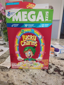 Avaliação do consumidor - Segurança alimentar Lucky Charms,  Walmart, Cheshire, CT, USA I purchased a box of lucky charms and after consuming my f... foto #1