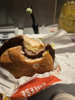 Avis du consommateur - Sécurité alimentaire McDonald's, cantegals, Colombiers, France  En ce moment même Hamburger mac Donald’s Y'a til d'autres... photo #1