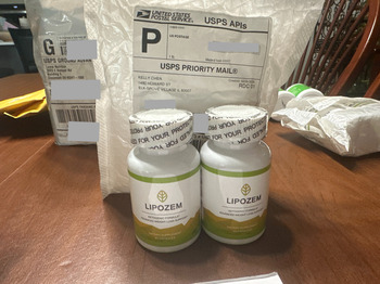 Consumer Safety Report I am reporting an unordered package from Kelly chen I no longer live there. Please cancel these Tume... photo #1