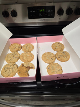 مراجعة المستهلك - سلامة الغذاء Crumbl, Bridford Parkway, Greensboro, NC, USA Food poisoning...couple hours after eating your cookie... صورة فوتوغرافية #2