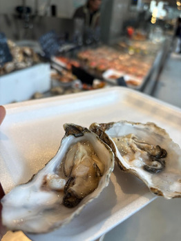 Avis du consommateur - Sécurité alimentaire Mercado do Bolhão, Rua Formosa, Oporto, Portugal Mi amigo comió 7 Ostras en el primer puesto empezan... photo #3