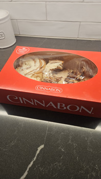 Avis du consommateur - Sécurité alimentaire Cinnabon, Hawthorne Boulevard, Torrance, CA, USA I bought a six pack of cinnamon rolls on Tuesday, A... photo #1