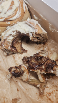 Avis du consommateur - Sécurité alimentaire Cinnabon, Hawthorne Boulevard, Torrance, CA, USA I bought a six pack of cinnamon rolls on Tuesday, A... photo #2