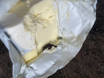 消费者食品安全报告 Barnabe's Your Independent Grocer Perth, Dufferin Street, Perth, ON, Canada purchased Gay Lea Butter... 照片 #1