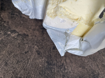 消费者食品安全报告 Barnabe's Your Independent Grocer Perth, Dufferin Street, Perth, ON, Canada purchased Gay Lea Butter... 照片 #3