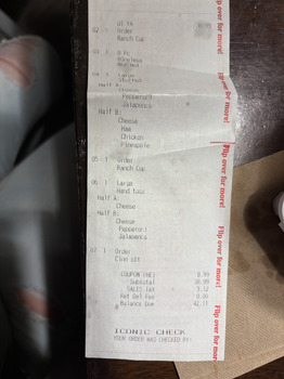 Avaliação do consumidor - Segurança alimentar Pizza Hut, Tower Road, Northeast, Denver, CO, USA Had ordered my usual pizzas and wings and I ate on... foto #1