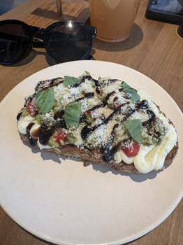 مراجعة المستهلك - سلامة الغذاء Flower Child, South Novus Place, Tempe, AZ, USA Had the French dip and Mediterranean bruschetta for... صورة فوتوغرافية #1