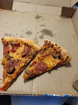 مراجعة المستهلك - سلامة الغذاء Domino's Pizza, Trunk Road, Sault Ste. Marie, ON, Canada I was poisoned by Dominio's pizza im in my... صورة فوتوغرافية #2