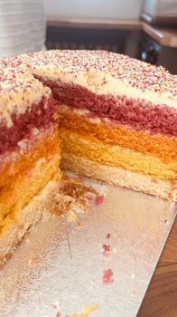 Avis du consommateur - Sécurité alimentaire Asda Broadstairs Superstore, Westwood Road, Broadstairs, UK It’s the multi layer cake with coloured... photo #2