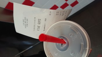 Avaliação do consumidor - Segurança alimentar Five Guys, Johnston Road, Wan Chai, Hong Kong I had a bacon cheeseburger with A1 steak sauce and gri... foto #1