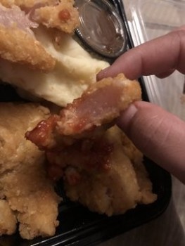 Bericht über die Lebensmittelsicherheit der Verbraucher Swiss Chalet, Canada tell me how I ordered a kids chicken strip meal and this is how I got it. I too... Foto #1