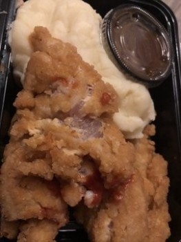 Bericht über die Lebensmittelsicherheit der Verbraucher Swiss Chalet, Canada tell me how I ordered a kids chicken strip meal and this is how I got it. I too... Foto #2