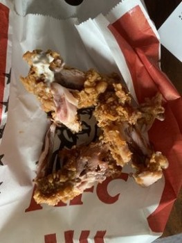 Relatório de segurança alimentar do consumidor KFC, UK Used to be finger licking good, NOW it’s more ‘2 fingers to customers’ with raw chicken, shi... foto #2