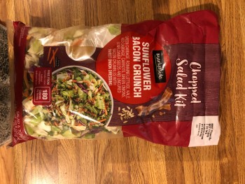 Reseña del consumidor - Seguridad alimentaria Walmart Manor, U.S. 290, Manor, TX, USA chopped salad kit, exp oct 11, 2019
ate 2 cups salad (ate j... foto #1