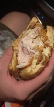 Relatório de segurança alimentar do consumidor Popeyes Louisiana Kitchen Happy we waited 2 whole months for  not just one but TWO raw chicken sandw... foto #2