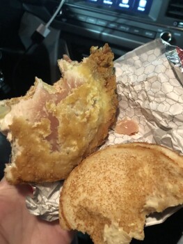 Informe de seguridad alimentaria del consumidor Wendy's On Thur 1/16/20 at Store # 00002986, we received a half raw chicken sandwich from the drive-... foto #2