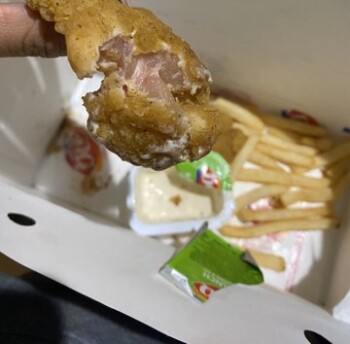 Rapport de sécurité alimentaire du consommateur Dairy Queen how I Love bitting into some raw chicken !!! ?? photo #2