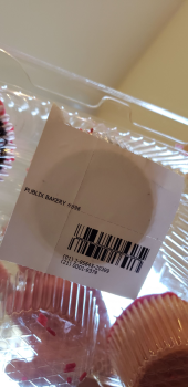 消费者评论 - 食品安全 Publix Super Market at Sarasota Pavilion, South Tamiami Trail, Sarasota, FL, USA Vanilla cupcake wit... 照片 #1
