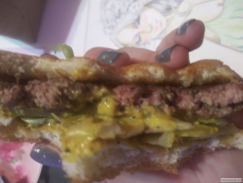 Reseña del consumidor - Seguridad alimentaria McDonald's, Babcock Road, San Antonio, Texas, USA We are given a raw homestyle Burger and chicken nu... foto #1