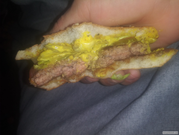 Reseña del consumidor - Seguridad alimentaria McDonald's, Babcock Road, San Antonio, Texas, USA We are given a raw homestyle Burger and chicken nu... foto #2