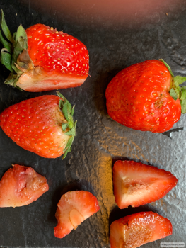 Avis du consommateur - Sécurité alimentaire Elmer IGA, Front Street, Elmer, NJ, USA I strongly believe it was Red Blossom strawberries purchased... photo #4