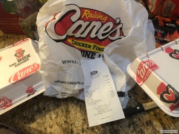 Verbraucherbewertung – Lebensmittelsicherheit Raising Cane's Chicken Fingers, West Peoria Avenue, Phoenix, AZ, USA Eating there  Me and my cousin... Foto #1
