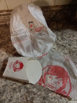 Reseña del consumidor - Seguridad alimentaria Wendy's, North Telegraph Road, Monroe, MI, USA My husband and I both ate a junior bacon cheeseburger... foto #2