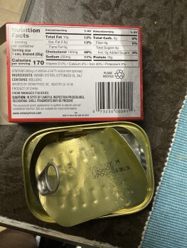 Avis du consommateur - Sécurité alimentaire Food 4 Less, 2341 E Ave S, Palmdale, CA 93550, USA Eating oysters out of a can I got up and I eat so... photo #5
