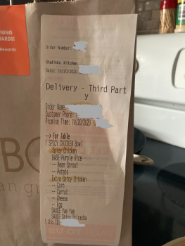 Avaliação do consumidor - Segurança alimentar BIBIBOP Asian Grill, Ohio 161, Plain City, OH, USA spicy chicken bowl with yum yum and siracha sauce... foto #2