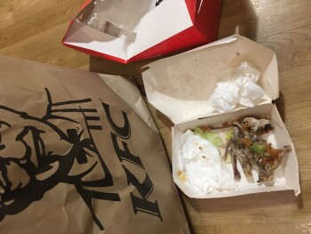 Reseña del consumidor - Seguridad alimentaria KFC St Austell, Pentewan Road, Saint Austell, UK Takeaway of zinger burger, a piece of chicken and t... foto #1