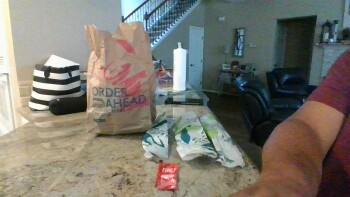 Reseña del consumidor - Seguridad alimentaria Taco Bell, Farm to Market 1960 Road West, Houston, TX, USA Went thru drive thru for a late lunch aft... foto #2