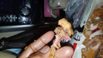 Avaliação do consumidor - Segurança alimentar KFC, By-Pass, 182 U.S. 321, Winnsboro, SC, USA Bloody chicken About 7pm my husband and I bought the... foto #5