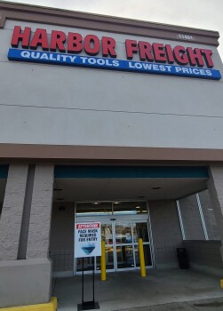 Employees not wearing masks foto #1