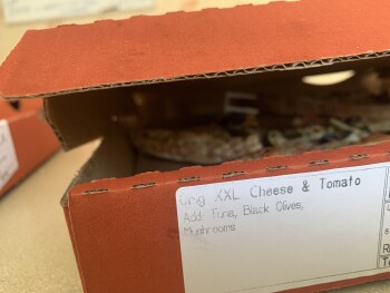 消费者评论 - 食品安全 Papa John's Pizza, Gossops Parade, Crawley, UK My husband and I ordered two xlarge create your own p... 照片 #1