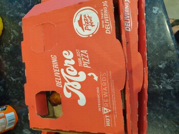 Reseña del consumidor - Seguridad alimentaria Pizza Hut Delivery, Green Lane, Northwood, UK Chicken wings Ordered 2 pizzas and chicken wings, my w... foto #2
