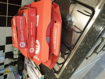 Reseña del consumidor - Seguridad alimentaria Pizza Hut Delivery, Green Lane, Northwood, UK Chicken wings Ordered 2 pizzas and chicken wings, my w... foto #3