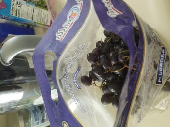 Avis du consommateur - Sécurité alimentaire Black grapes, Kroger Marketplace, Kroger Way, Versailles, KY, USA I ate some Black grapes about 12:3... photo #1