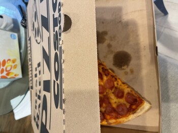 Avis du consommateur - Sécurité alimentaire Costco Food Court, Savi Ranch Parkway, Yorba Linda, CA, USA 9/2 food court pizza- few hours after bo... photo #1