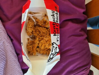Reseña del consumidor - Seguridad alimentaria KFC Buderim, Jones Road, Buderim QLD, Australia I think it was their chicken. I ate a chicken twiste... foto #2