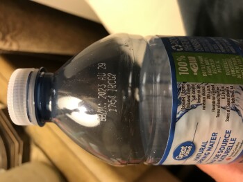 Reseña del consumidor - Seguridad alimentaria Walmart Supercentre, Quarry Street, Cochrane, AB, Canada Their Brand Great Value Natural Spring Wate... foto #1