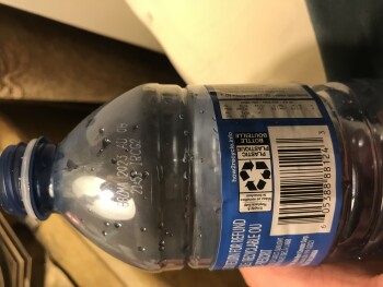 Reseña del consumidor - Seguridad alimentaria Walmart Supercentre, Quarry Street, Cochrane, AB, Canada Their Brand Great Value Natural Spring Wate... foto #2