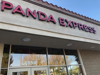 Verbraucherbewertung – Lebensmittelsicherheit Shrimp Box, Panda Express, 6859 Topanga Canyon Blvd, Canoga Park, CA 91303, USA Saw hair on shrimp b... Foto #3